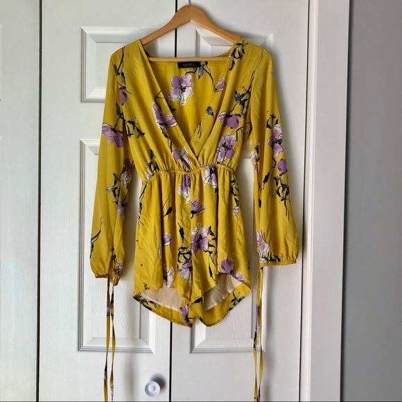 AKIRA Other - floral yellow romper (never worn)